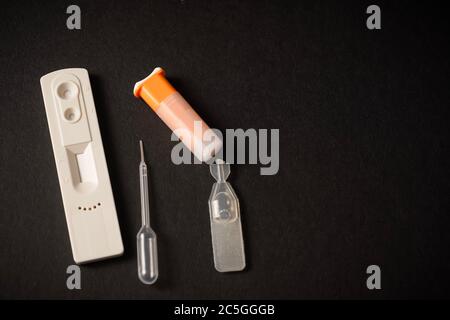 Kit di test HIV Rapid su sfondo nero Foto Stock