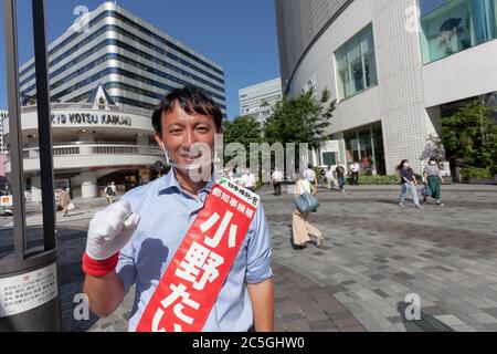 Taisuke Ono, ex vice governatore della prefettura di Kumamoto, eleggendo per le elezioni gubernatoriali di Tokyo del 2020 Yurakucho, Tokyo, Giappone. Giovedì 2 luglio 2020. ONO è sostenuto dall'opposizione Giappone Innovation Party, ma non si prevede di battere il governatore in carica, Yuriko Koike (non illustrato) che si prevede di vincere facilmente il suo secondo mandato quando le elezioni si svolgono il 5 luglio Credit: Damon Coulter/AFLO/Alamy Live News Foto Stock