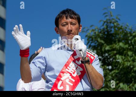 Taisuke Ono, ex vice governatore della prefettura di Kumamoto, eleggendo per le elezioni gubernatoriali di Tokyo del 2020 Yurakucho, Tokyo, Giappone. Giovedì 2 luglio 2020. ONO è sostenuto dall'opposizione Giappone Innovation Party, ma non si prevede di battere il governatore in carica, Yuriko Koike (non illustrato) che si prevede di vincere facilmente il suo secondo mandato quando le elezioni si svolgono il 5 luglio Credit: Damon Coulter/AFLO/Alamy Live News Foto Stock