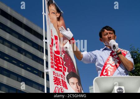 Taisuke Ono, ex vice governatore della prefettura di Kumamoto, eleggendo per le elezioni gubernatoriali di Tokyo del 2020 Yurakucho, Tokyo, Giappone. Giovedì 2 luglio 2020. ONO è sostenuto dall'opposizione Giappone Innovation Party, ma non si prevede di battere il governatore in carica, Yuriko Koike (non illustrato) che si prevede di vincere facilmente il suo secondo mandato quando le elezioni si svolgono il 5 luglio Credit: Damon Coulter/AFLO/Alamy Live News Foto Stock