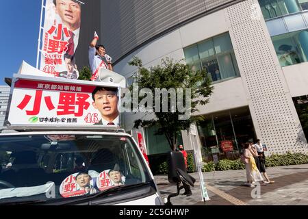 Taisuke Ono, ex vice governatore della prefettura di Kumamoto, eleggendo per le elezioni gubernatoriali di Tokyo del 2020 Yurakucho, Tokyo, Giappone. Giovedì 2 luglio 2020. ONO è sostenuto dall'opposizione Giappone Innovation Party, ma non si prevede di battere il governatore in carica, Yuriko Koike (non illustrato) che si prevede di vincere facilmente il suo secondo mandato quando le elezioni si svolgono il 5 luglio Credit: Damon Coulter/AFLO/Alamy Live News Foto Stock