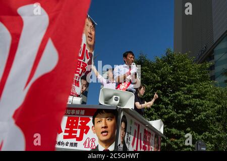 Taisuke Ono, ex vice governatore della prefettura di Kumamoto, eleggendo per le elezioni gubernatoriali di Tokyo del 2020 Yurakucho, Tokyo, Giappone. Giovedì 2 luglio 2020. ONO è sostenuto dall'opposizione Giappone Innovation Party, ma non si prevede di battere il governatore in carica, Yuriko Koike (non illustrato) che si prevede di vincere facilmente il suo secondo mandato quando le elezioni si svolgono il 5 luglio Credit: Damon Coulter/AFLO/Alamy Live News Foto Stock