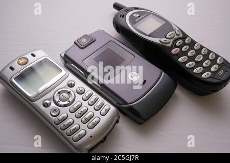 OTTAWA, ONTARIO, CANADA - 7/3/2020: Tre telefoni cellulari Motorla più diffusi dei primi anni 2000: Un Motorola C333, un Motorola Razr V3i e un Motorola 120t. Foto Stock