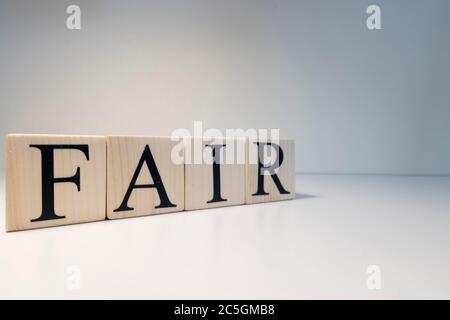 Parola giusta da cubi di legno. Informazioni sui termini di legge. Foto Stock