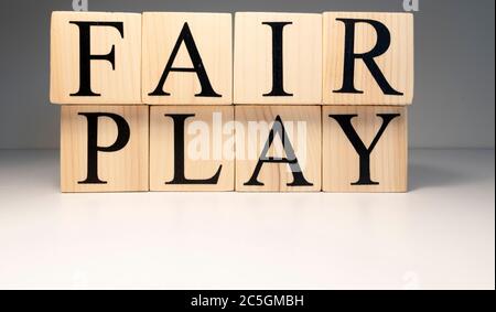 Parola di gioco giusta da cubi di legno. Faretto e sfondo bianco. Foto Stock