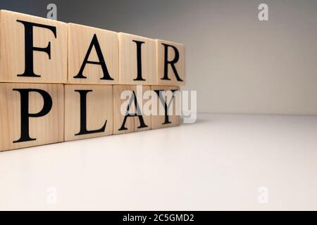 Parola di gioco giusta da cubi di legno. Faretto e sfondo bianco. Foto Stock