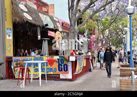 West Hollywood, CA/USA - 29 maggio 2020: I caffè sul marciapiede lungo il viale di Santa Monica riaprono dopo una lunga quarantena COVID-19 Foto Stock