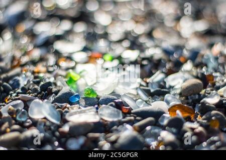Vetro marino illuminato sulla spiaggia di Fort Bragg Mendocino County California. L'ex dump ha trasformato il tesoro mentre il mare ha lucidato il vetro nel cestino Foto Stock