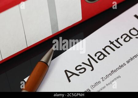 Symbolbild: Formular auf Asylantrag in Deutschland Foto Stock