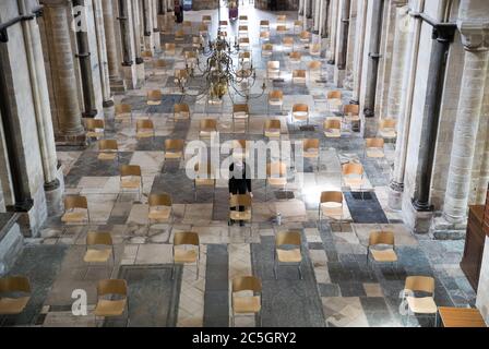 Il Senior Verger Luke Marshall sposta una sedia nella cattedrale di Chichester nel Sussex occidentale, mentre si preparano a riaprire per il culto pubblico il 5 luglio, mentre ulteriori restrizioni di blocco del coronavirus sono revocate in Inghilterra. Foto Stock