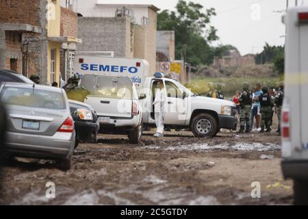 (200703) -- PECHINO, 3 luglio 2020 (Xinhua) -- membri della Guardia Nazionale e del personale medico sono visti fuori dal centro di riabilitazione attaccato da assalitori armati a Irapuato, Guanajuato, Messico, 1 luglio 2020. Gli assalitori armati hanno attaccato un centro di riabilitazione nella città del Messico centrale di Irapuato mercoledì, uccidendo 24 persone e ferendo altre sette, i media locali hanno riferito. (Foto di Mario Armas/Xinhua) Foto Stock