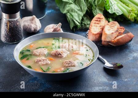 Zuppa italiana di nozze con polpette, pasta e verdure. Servito in piatto Foto Stock