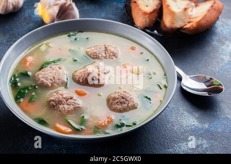 Zuppa italiana di nozze con polpette, pasta e verdure. Servito in piatto Foto Stock