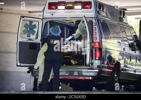 Pechino, Stati Uniti. 13 maggio 2020. Gli operatori sanitari trasportano un paziente da un'ambulanza al George Washington University Hospital di Washington, DC, Stati Uniti, 13 maggio 2020. PER ANDARE CON XINHUA TITOLI DEL 3 LUGLIO 2020 Credit: Ting Shen/Xinhua/Alamy Live News Foto Stock