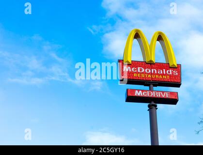 Finlandia, Kotka - 18 febbraio 2020: Cartello McDonald's Restaurant fast food. Guida o attraversa, mcauto Service Sign. La McDonald's Corporation è Foto Stock