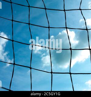 Obiettivo di calcio netto contro cielo nuvoloso Foto Stock