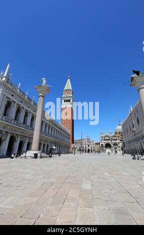 Piazza vuota della città di Venezia durante la chiusura in Italia Foto Stock