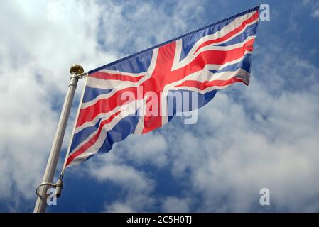 bandiera union jack su cielo blu Foto Stock