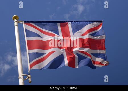 bandiera union jack su cielo blu Foto Stock