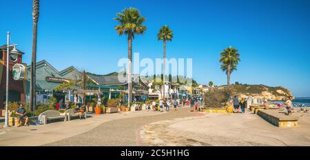 Avila Beach, California/USA - 2 luglio 2020 Avila Beach City Promenade piena di ristoranti, negozi, patii, panchine e arte Foto Stock