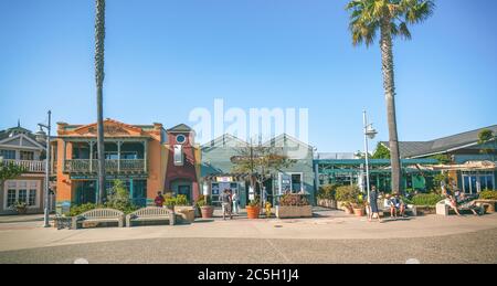 Avila Beach, California/USA - 2 luglio 2020 Avila Beach City Promenade piena di ristoranti, negozi, patii, panchine e arte Foto Stock