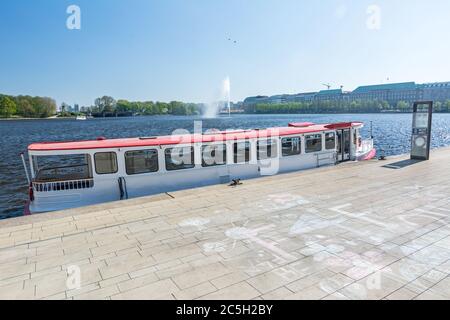 Traghetto Alster al molo sul Binnenalster di Amburgo in estate Foto Stock