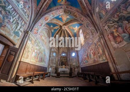 Cappella della Croce di giorno adiacente alla chiesa di San Francesco, di proprietà della famiglia Guidi fin dal XVIII secolo, fu costruita da Mone de T. Foto Stock