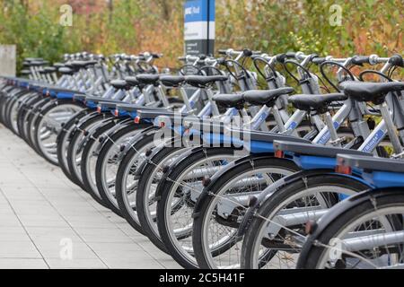 Biciclette parcheggiate di fronte alla stazione della metropolitana di Monaco. Gestito da MVG (trasporti pubblici di Monaco). Allineati, in fila. Foto Stock