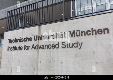 Scrivendo 'Technische Universität München - Istituto di studi avanzati' - presso il campus universitario di Garching, vicino a Monaco. Foto Stock