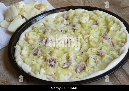 preparare la pizza con prosciutto cotto e purè di patate Foto Stock