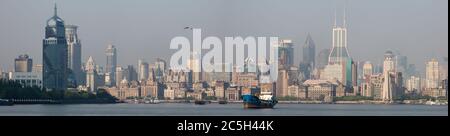 Panorama del Bund (lato Puxi). Foto Stock