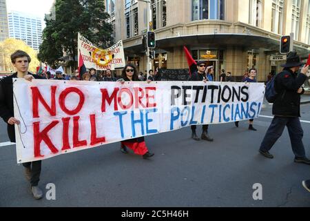 La gente partecipa all’annuale marcia del giorno di maggio a Sydney su Park Street con un banner che dice: ‘non ci sono più petizioni, uccidete i politici!’ Foto Stock