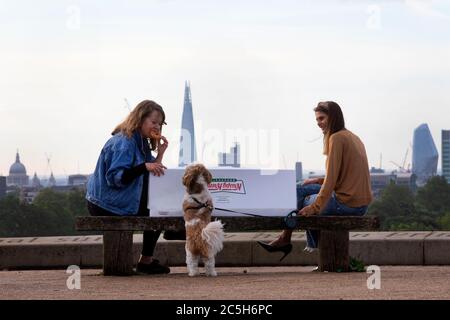 USO EDITORIALE SOLO Krispy Kreme lanciare un metro sociale distanza condivisione dozzina scatola per celebrare Super Sabato con un sorriso il 4 luglio, che è quando il governo britannico stanno sollevando restrizioni di blocco, Londra. Foto Stock