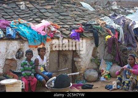 TIKAMGARH, MADHYA PRADESH, INDIA - 17 NOVEMBRE 2019: Povera famiglia indiana in villaggio rurale. Foto Stock