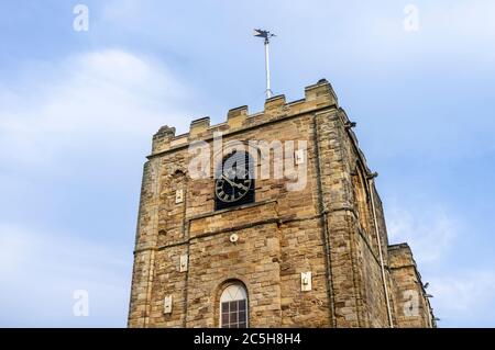 Torre Ovest della Chiesa di Santa Maria a Whitby, il cui cimitero è famoso per essere un ambiente di una scena di Dracula di Bram Stoker. Foto Stock