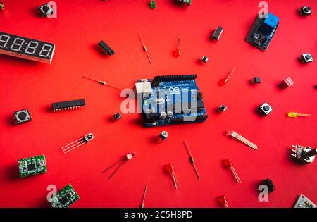 Sankt-Petersburg, Russia - 28 febbraio 2020: Scheda Arduino uno su sfondo rosso. Microcontrollori, schede, sensori, led, controller, Microcontro Foto Stock