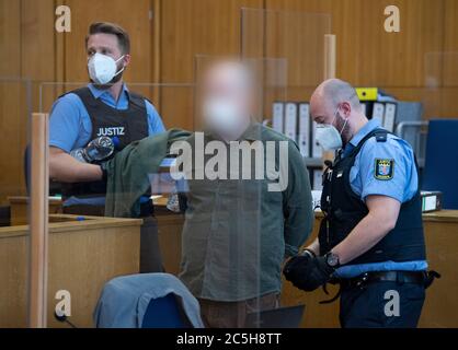 Francoforte, Germania. 03 luglio 2020. 03 luglio 2020, Hessen, Francoforte sul meno: Il co-convenuto nel caso dell'omicidio di Lübcke, Markus H. (M), è condotto in aula da due funzionari giudiziari. È accusato di aver aiutato e abusato dell'assassinio del presidente del distretto nord Hessian Lübcke, che un anno fa è stato ucciso sulla sua terrazza. Foto: Boris Roessler/dpa-Pool/dpa Credit: dpa Picture Alliance/Alamy Live News Foto Stock