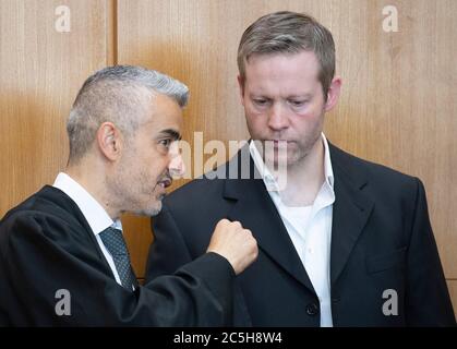 Francoforte, Germania. 03 luglio 2020. 03 luglio 2020, Hessen, Francoforte sul meno: Il principale imputato nel caso dell'omicidio di Lübcke, Stephan Ernst (r), parla con il suo avvocato difensivo Mustafa Kaplan. Ernst ha sparato un anno fa sul suo terrazzo il presidente del distretto hessiano del Nord Lübcke, perché il politico della CDU aveva fatto campagna per i rifugiati. Foto: Boris Roessler/dpa-Pool/dpa Credit: dpa Picture Alliance/Alamy Live News Foto Stock