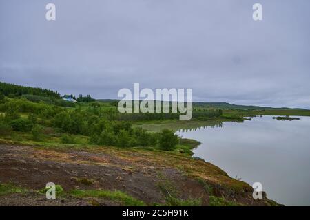 Notte estiva sul lago Lagarfljot in Islanda orientale Foto Stock