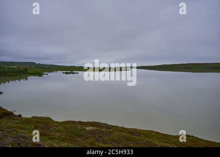 Notte estiva sul lago Lagarfljot in Islanda orientale Foto Stock