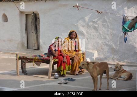 TIKAMGARH, MADHYA PRADESH, INDIA - 15 NOVEMBRE 2019: Ritratto di donne indiane non identificate che parlano su cellulare al suo villaggio. Foto Stock