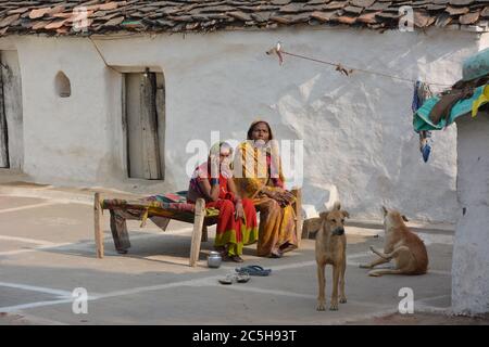 TIKAMGARH, MADHYA PRADESH, INDIA - 15 NOVEMBRE 2019: Ritratto di donne indiane non identificate che parlano su cellulare al suo villaggio. Foto Stock