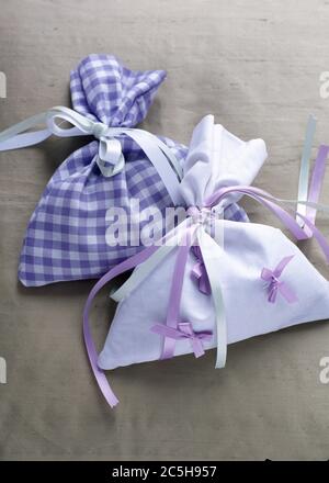 Sacchetti di lavanda in gingham blu e malva semplice Foto Stock