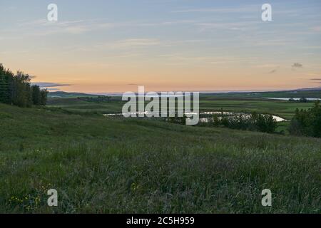 Notte estiva sul lago Lagarfljot in Islanda orientale Foto Stock