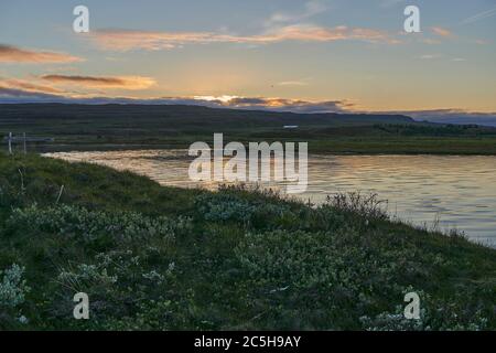 Notte estiva sul lago Lagarfljot in Islanda orientale Foto Stock