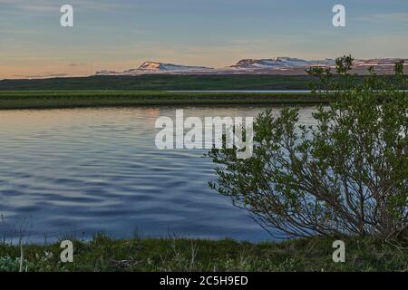 Notte estiva sul lago Lagarfljot in Islanda orientale Foto Stock