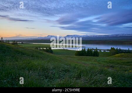 Notte estiva sul lago Lagarfljot in Islanda orientale Foto Stock