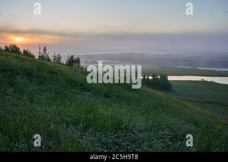 Notte estiva sul lago Lagarfljot in Islanda orientale Foto Stock