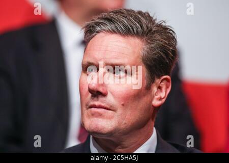 Keir Starmer, segretario alla Brexit ombra, guarda avanti mentre il leader laburista Jeremy Corbyn si rivolge ai sostenitori e ai media in occasione di un raduno a Manchester per lanciare t Foto Stock