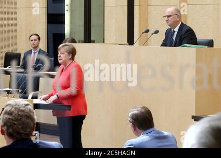 Berlino, Germania. 03 luglio 2020. Il Cancelliere Angela Merkel ha pronunciato un discorso in seno al Bundesrat sugli obiettivi della Presidenza del Consiglio dell'UE, Dietmar Woidke (SPD, r), Presidente del Bundesrat, segue il discorso. (Fotografato attraverso una finestra) Credit: Wolfgang Kumm/dpa/Alamy Live News Foto Stock